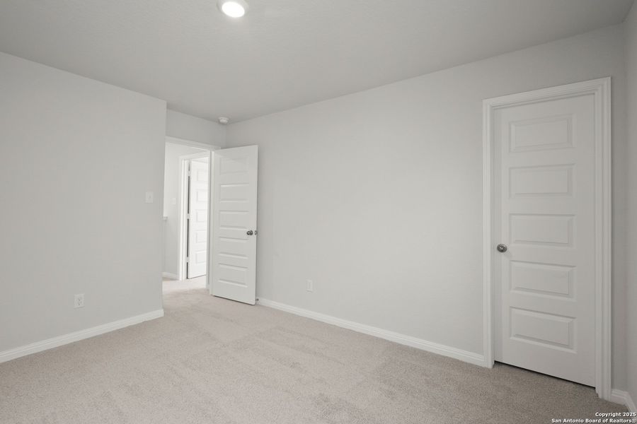 Spacious, unfurnished interior of a new home in Timber Creek, San Antonio (Image 15).