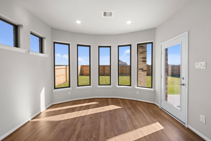 Spacious, unfurnished interior of a new home in The Meadows at Imperial Oaks 60', Conroe (Image 31).