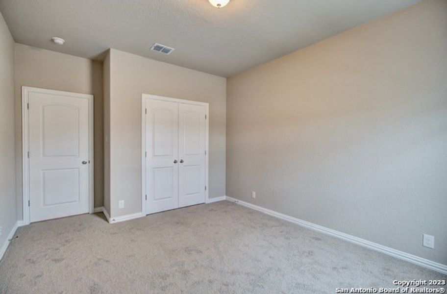 Spacious, unfurnished interior of a new home in Stream Waters, Seguin (Image 9).