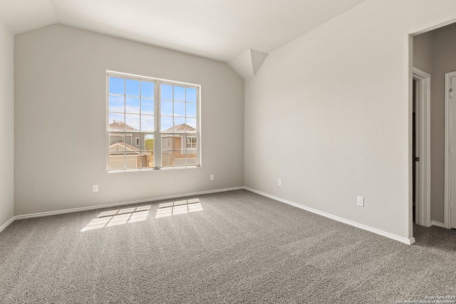 Spacious, unfurnished interior of a new home in Blue Ridge Ranch, San Antonio (Image 16).