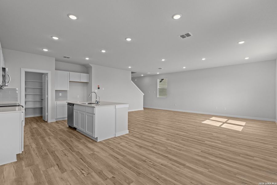 Spacious, unfurnished interior of a new home in Spring Creek, San Antonio (Image 9).