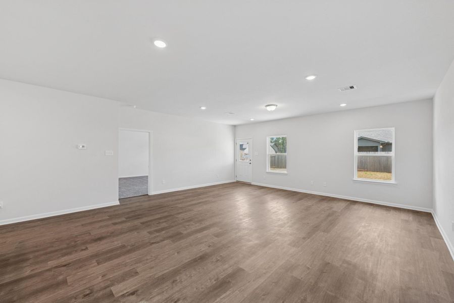 Spacious, unfurnished interior of a new home in Sierra Vista, Rosharon (Image 15).