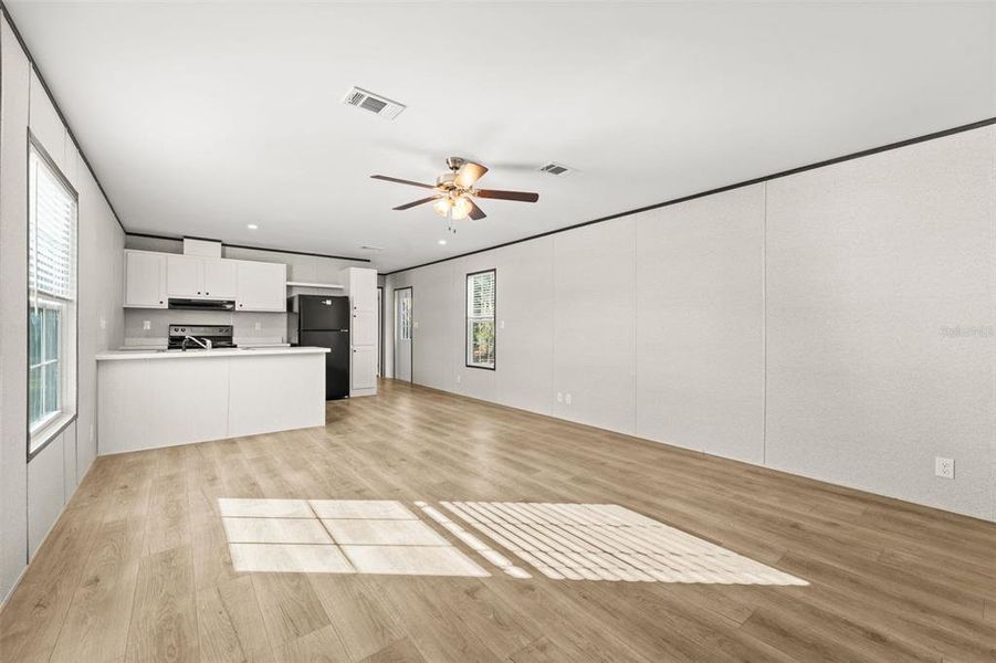 Spacious, unfurnished interior of a new home in , Bronson (Image 9).