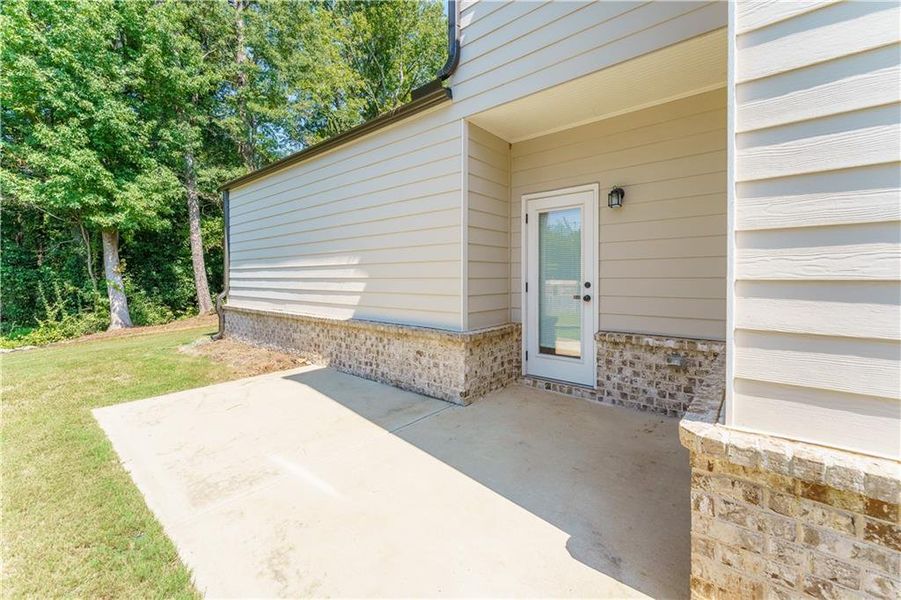 Exterior details and patio area of a home in Edenglen, Buford (Image 31).