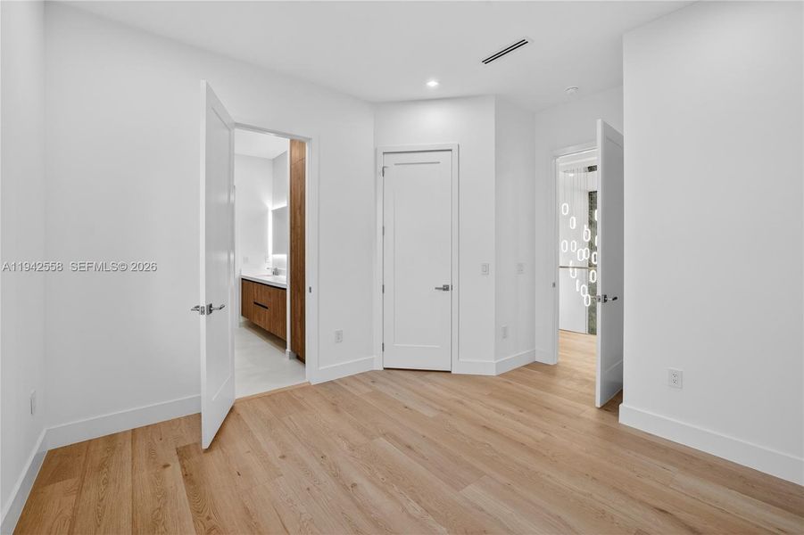 Spacious, unfurnished interior of a new home in , Fort Lauderdale (Image 23).