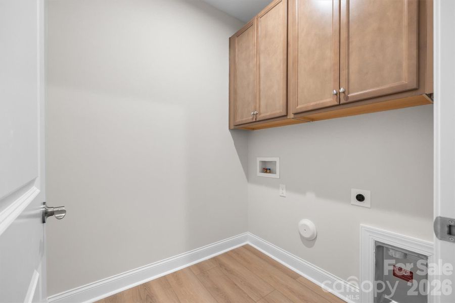 Spacious, unfurnished interior of a new home in Handsmill on Lake Wylie, York (Image 23).