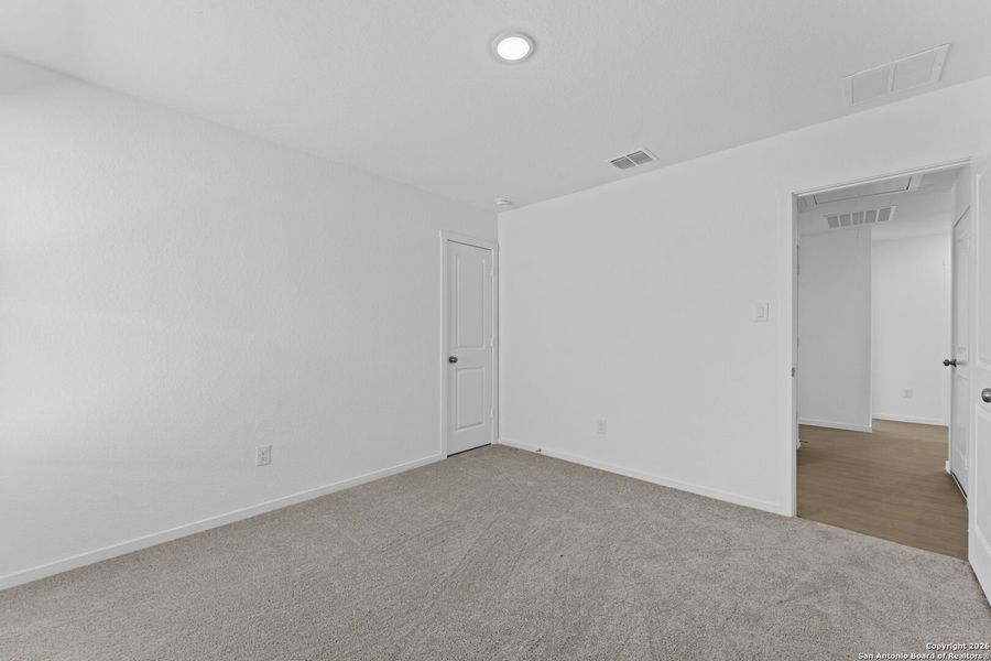 Spacious, unfurnished interior of a new home in Friendship Oaks, Fredericksburg (Image 18).