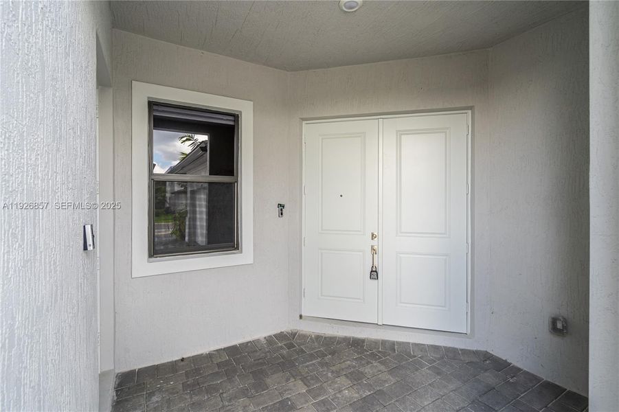 Exterior details and patio area of a home in , Miramar (Image 4).