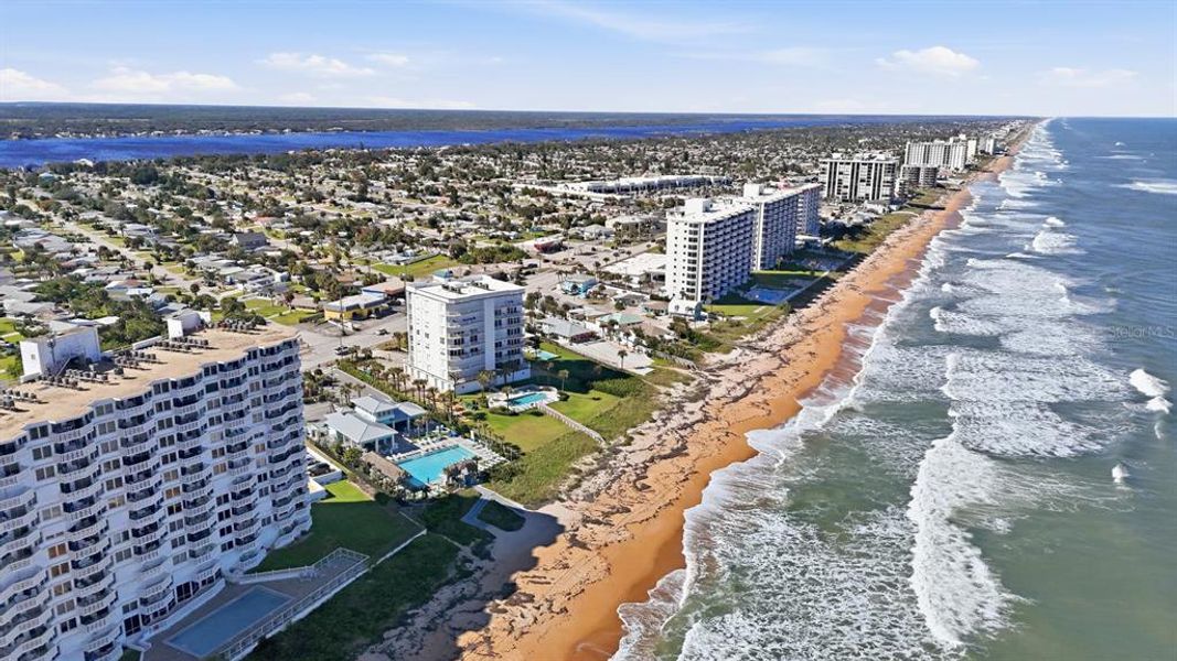 Condo located in Daytona Beach, FL showcasing its design and architecture (Image 48).