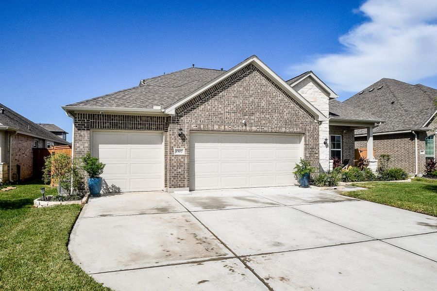 Front exterior of a new home in , Rosharon, TX, highlighting curb appeal (Image 23). Front exterior of a new home in , Rosharon, TX, highlighting curb appeal (Image 23).