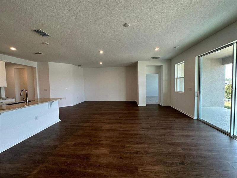 Spacious, unfurnished interior of a new home in Soleil, Kissimmee (Image 10).