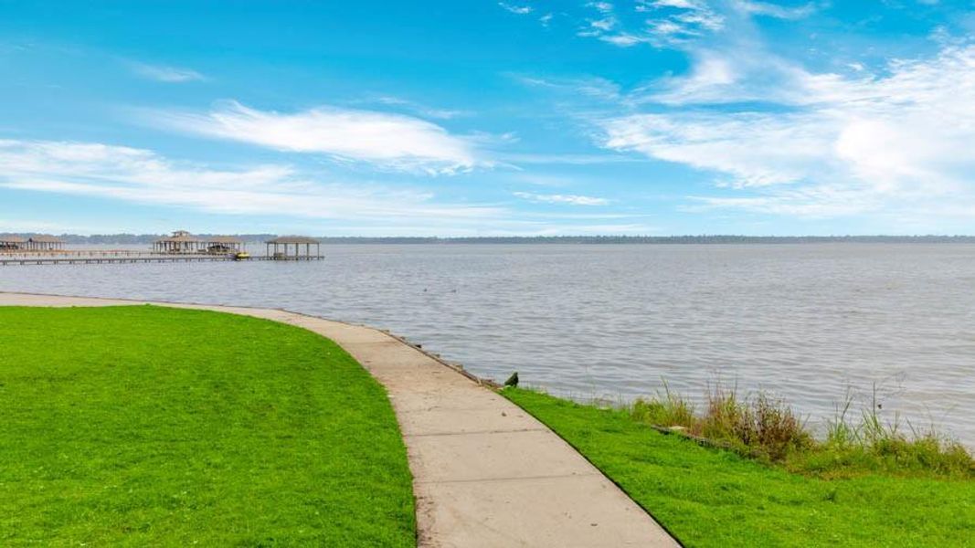 Natural landscape and outdoor views near Bridges on Lake Houston Villas in Houston (Image 10).