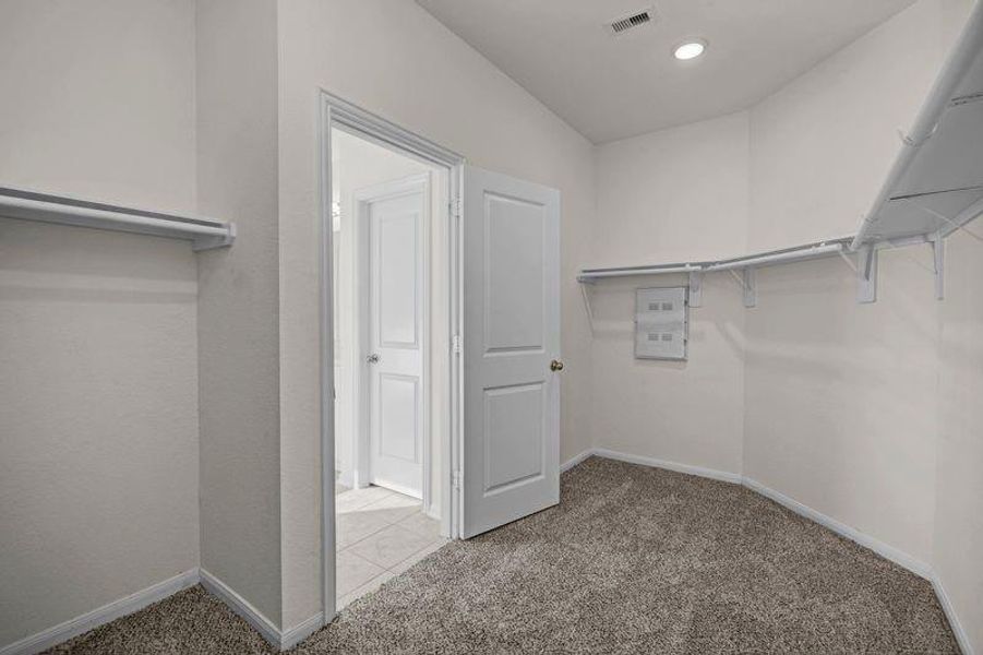 Spacious, unfurnished interior of a new home in , Pearland (Image 36). Spacious, unfurnished interior of a new home in , Pearland (Image 36).