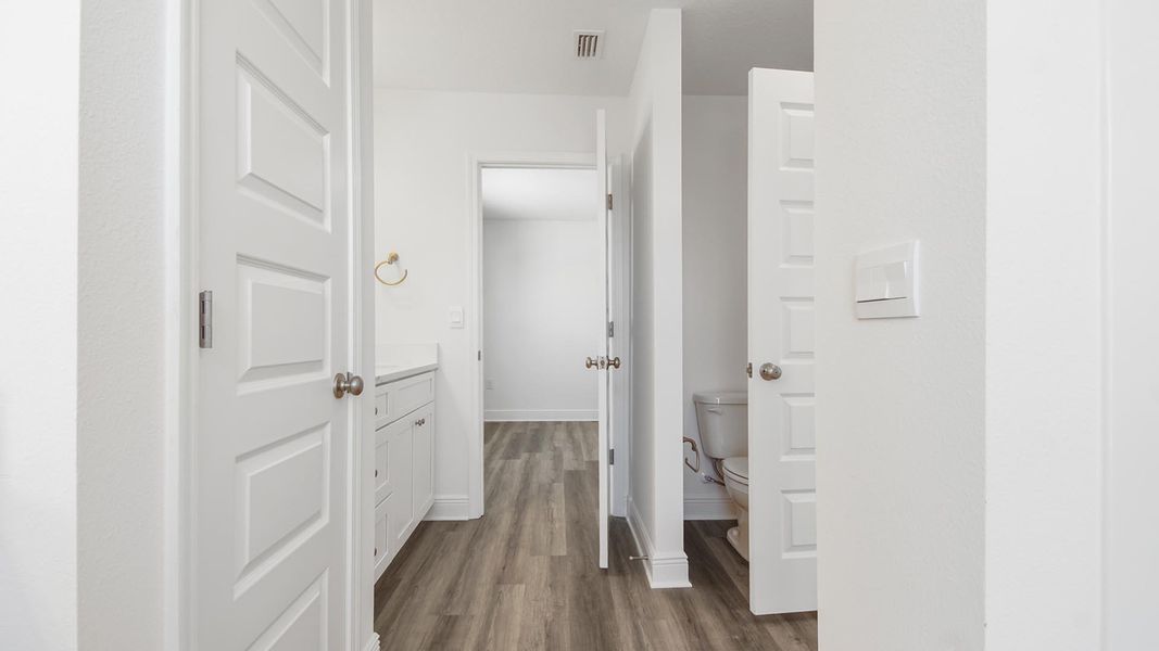 Spacious, unfurnished interior of a new home in Sanctuary Beach, Panama City Beach (Image 32).