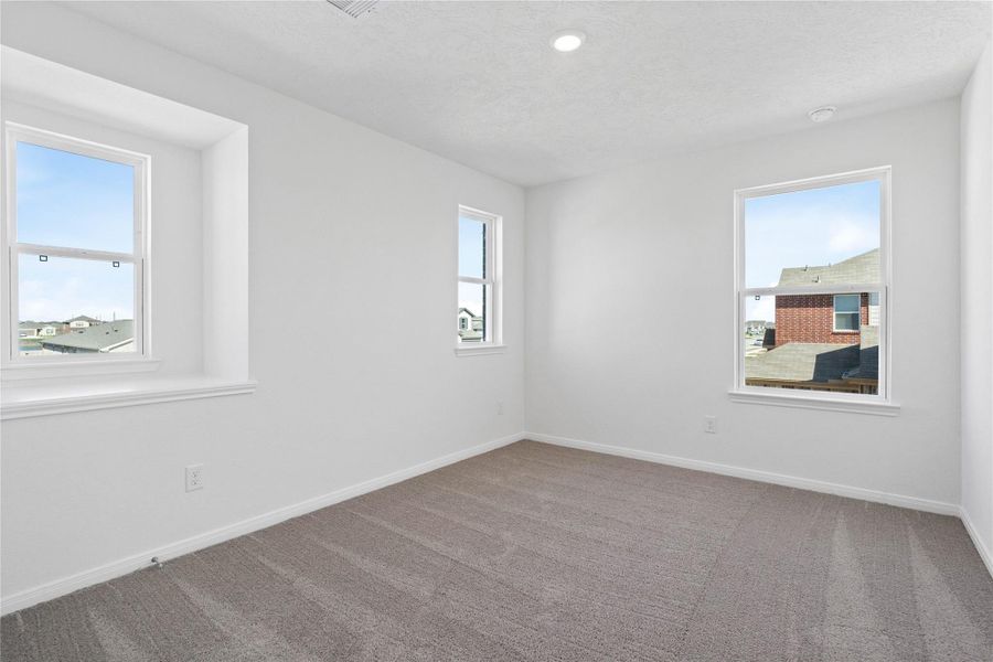 Spacious, unfurnished interior of a new home in Vida Costera, Texas City (Image 15).