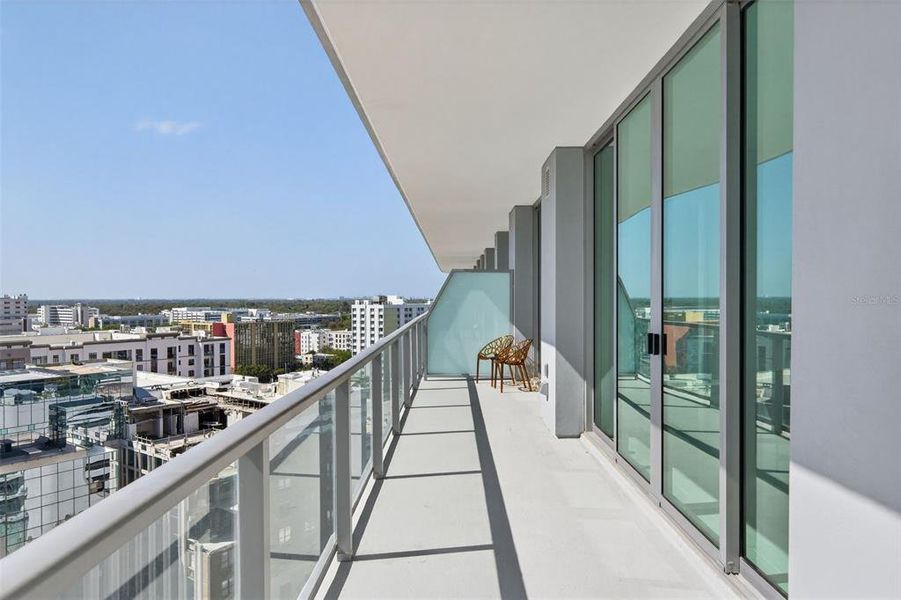 Condo located in St. Petersburg, FL showcasing its design and architecture (Image 38).