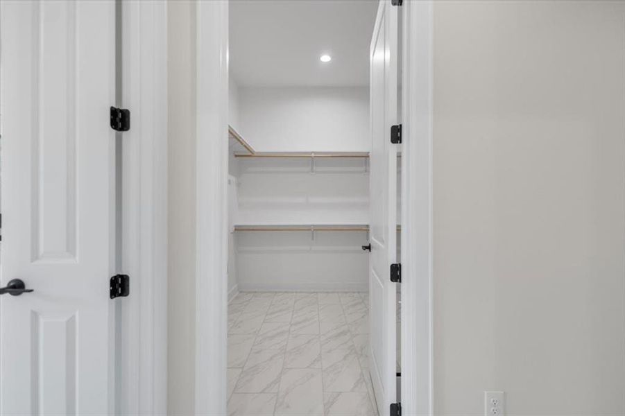 Spacious, unfurnished interior of a new home in , Mineola (Image 34).