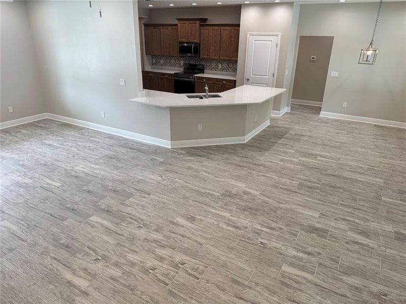 Spacious, unfurnished interior of a new home in , Dade City (Image 68).