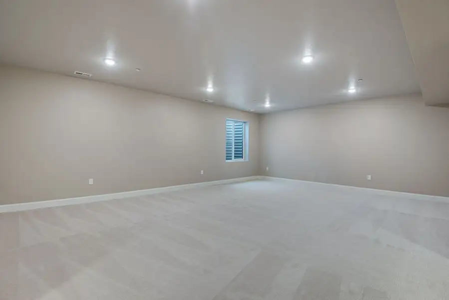 Spacious, unfurnished interior of a new home in Reunion, Commerce City (Image 35).