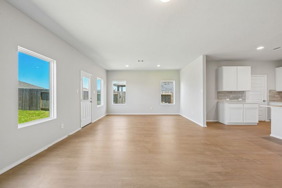 Spacious, unfurnished interior of a new home in Harrington Trails, New Caney (Image 16).