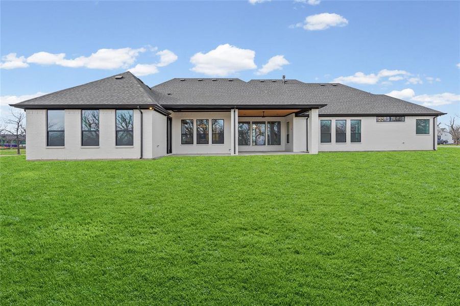 Exterior details and patio area of a home in Pecan Plantation, Granbury (Image 4).