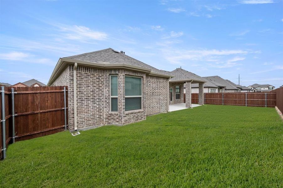 Exterior details and patio area of a home in Llano Springs, Fort Worth (Image 20).