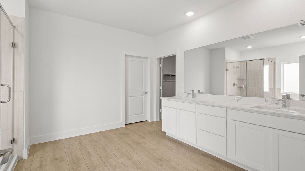 Furnished interior view inside a new home in Riverside Estates, Mont Belvieu (Image 7).