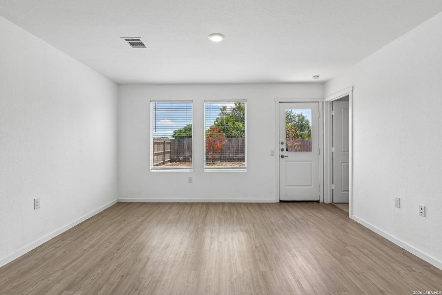 Spacious, unfurnished interior of a new home in Valle Sol, Von Ormy (Image 20).