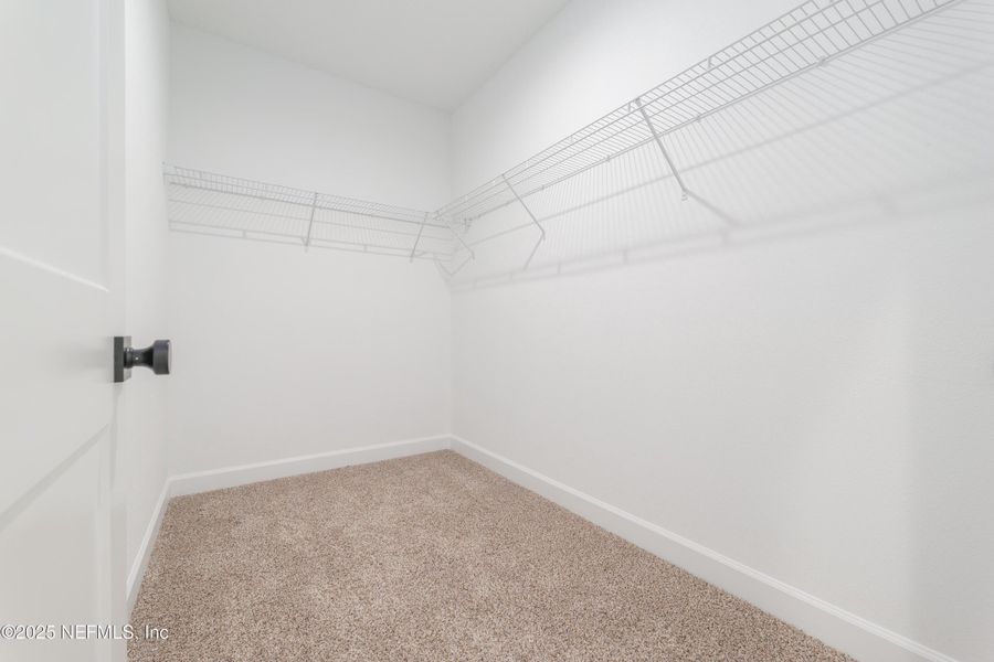 Spacious, unfurnished interior of a new home in , Middleburg (Image 22).