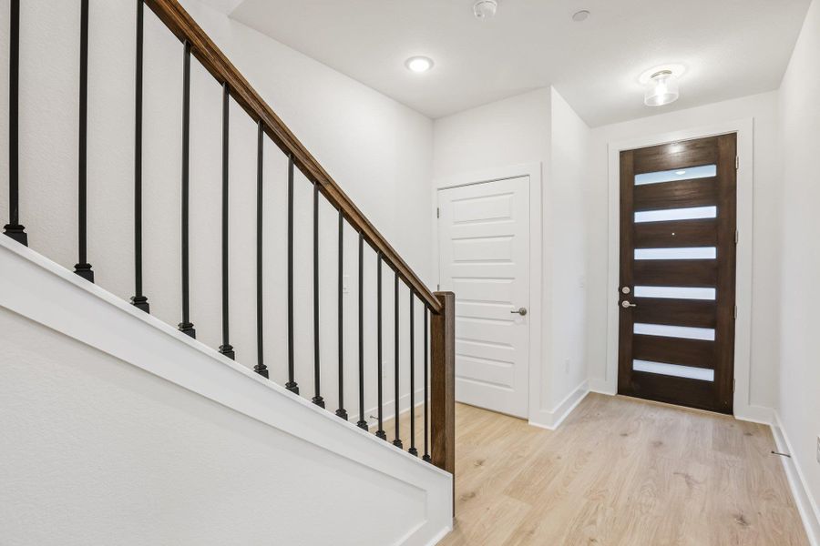 A modern front door, clean lines,and warm RevWood flooring givethe lower level a simple, polishedfirst impression.