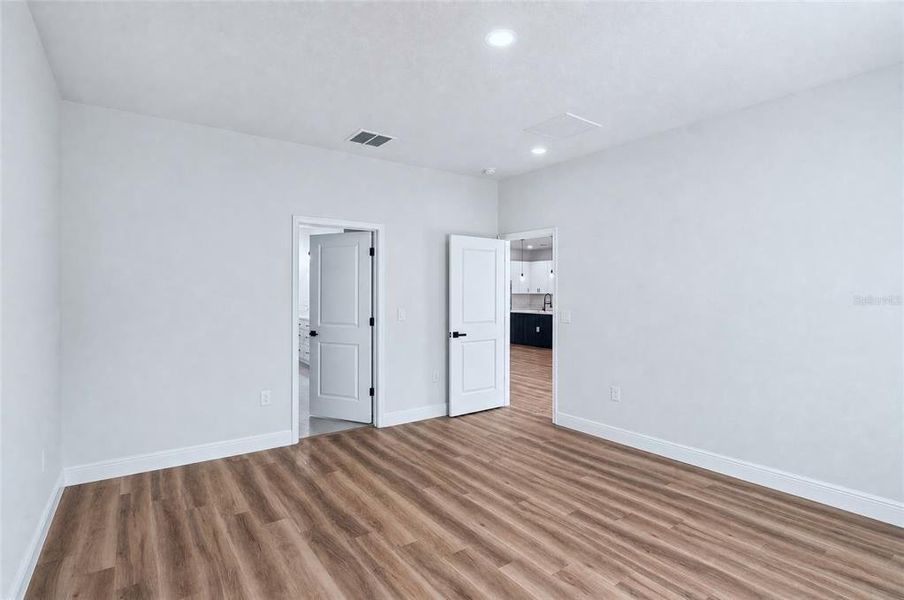 Spacious, unfurnished interior of a new home in , Homosassa (Image 21).