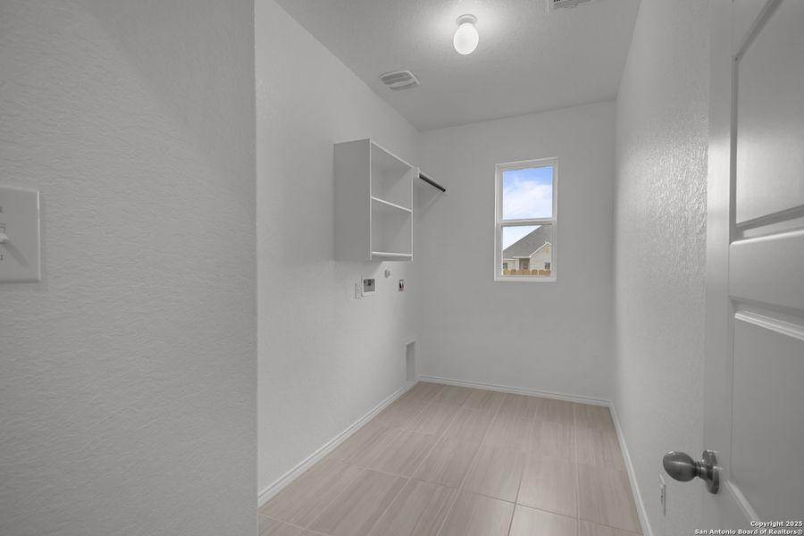 Spacious, unfurnished interior of a new home in Stillwater Ranch, San Antonio (Image 19).