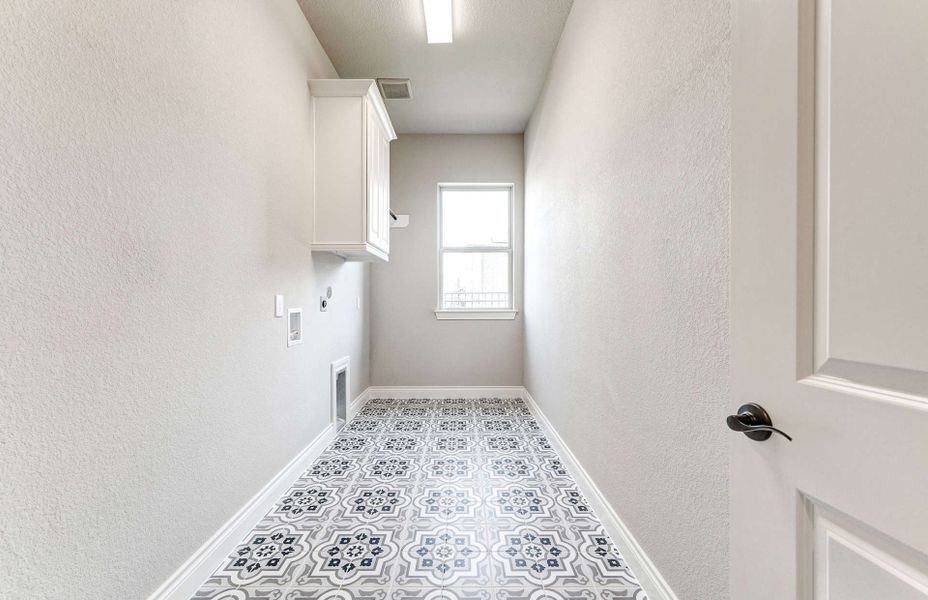 Representative unfurnished interior of a home built from the 4590 by Ravenna Homes in Artavia 70′, Conroe (Image 26).