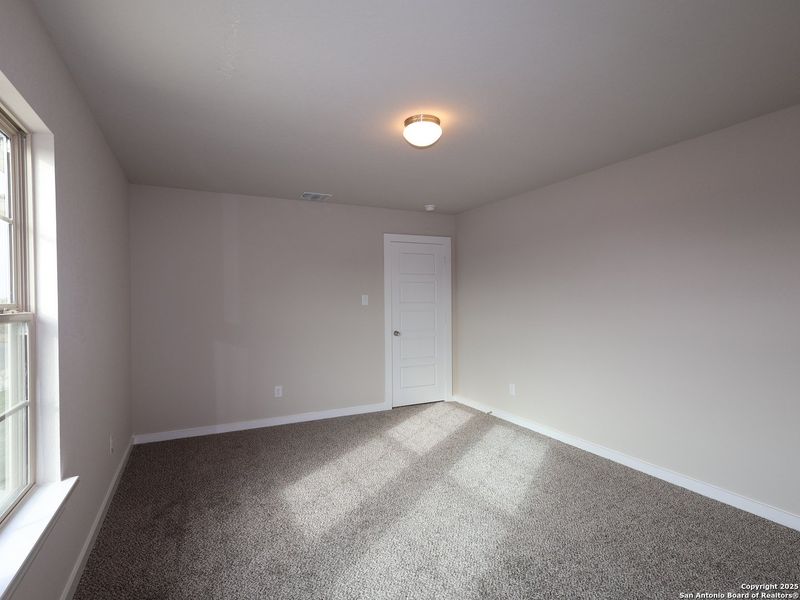 Spacious, unfurnished interior of a new home in Winding Brook, San Antonio (Image 18).