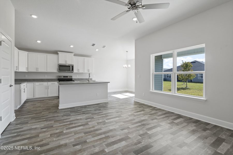 Spacious, unfurnished interior of a new home in Summerglen, Jacksonville (Image 17).