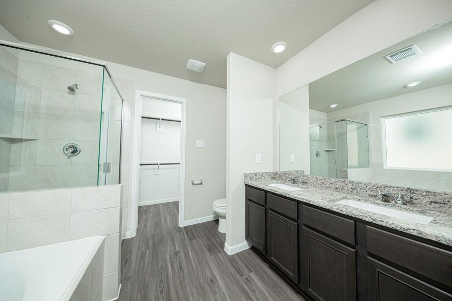 Furnished interior view inside a new home in Mackenzie Creek, Conroe (Image 8).