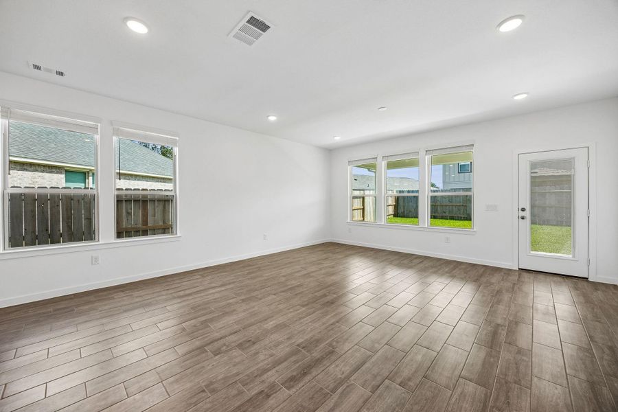 Spacious, unfurnished interior of a new home in Mavera, Conroe (Image 29).