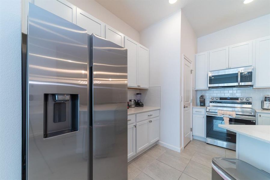 Furnished interior view inside a new home in , Orlando (Image 17).