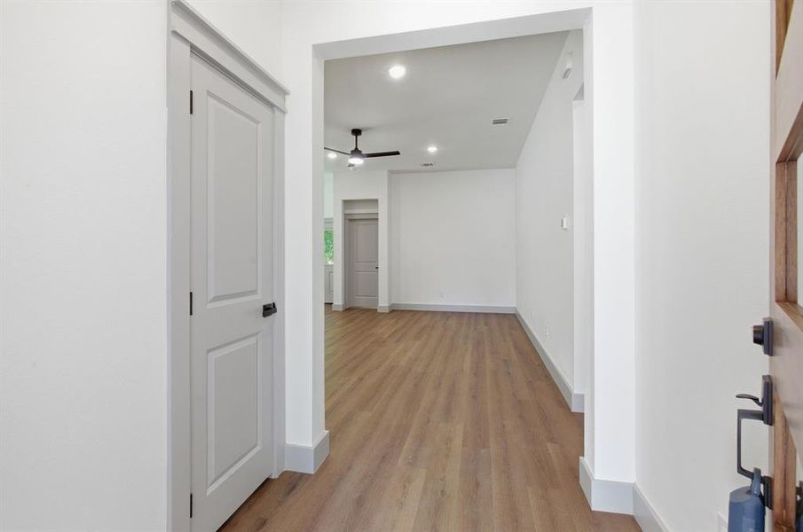 Spacious, unfurnished interior of a new home in , Log Cabin (Image 17).