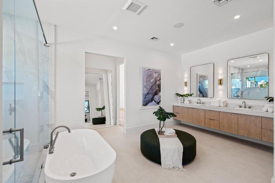 PRIMARY_BATHROOM_LOOKING_IN_DT