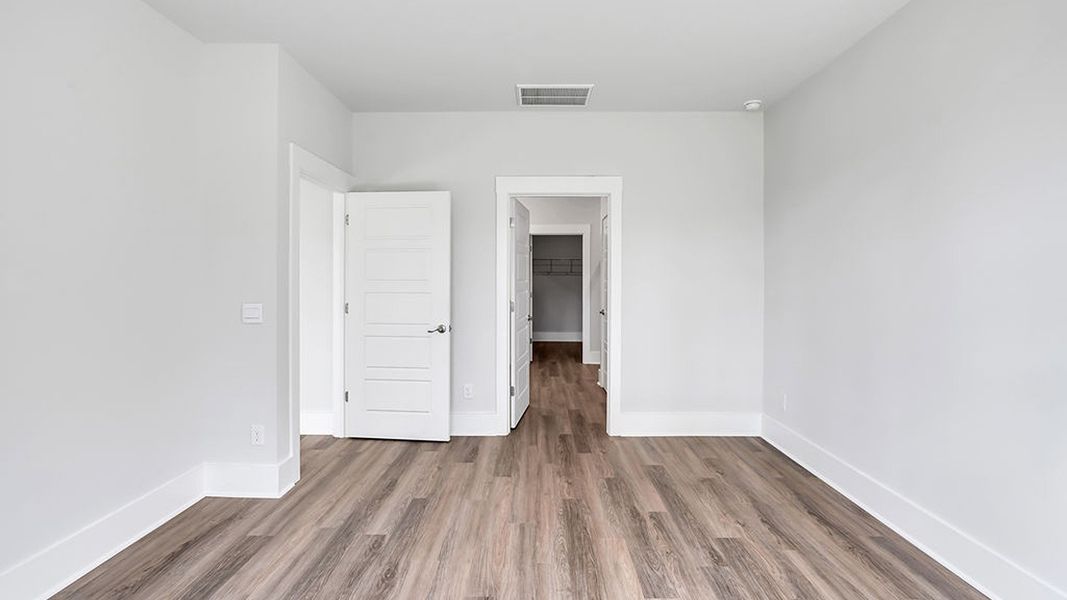 Spacious, unfurnished interior of a new home in Rolling Hills, Bolivia (Image 25).