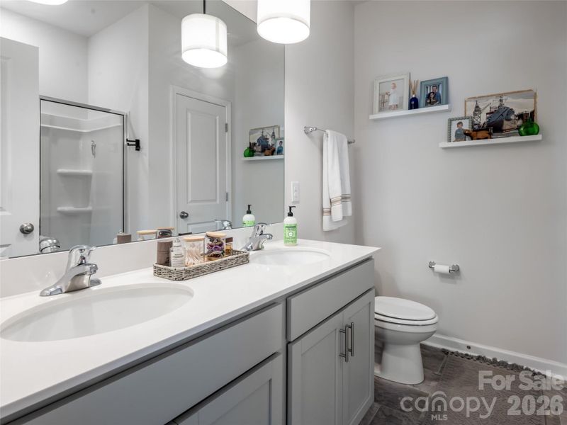 Primary Bathroom en suite Primary Bathroom en suite