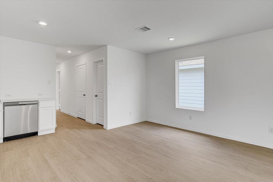 Spacious, unfurnished interior of a new home in Santa Fe Village, Cleveland (Image 25).