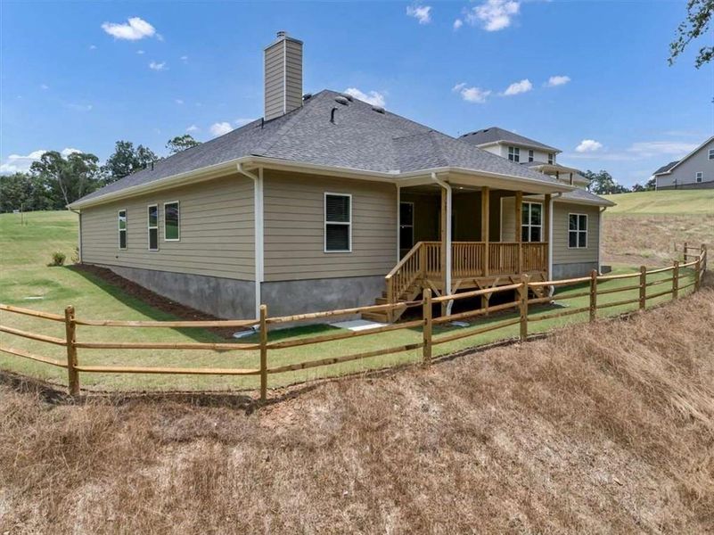 Exterior details and patio area of a home in Tuscany Hills, Douglasville (Image 24).
