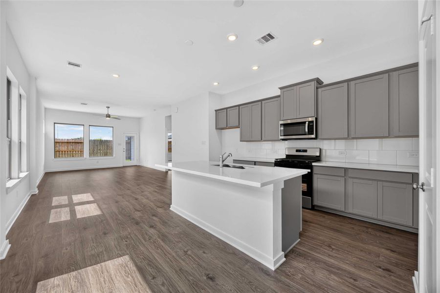 Furnished interior view inside a new home in La Segarra 40', Brookshire (Image 9).