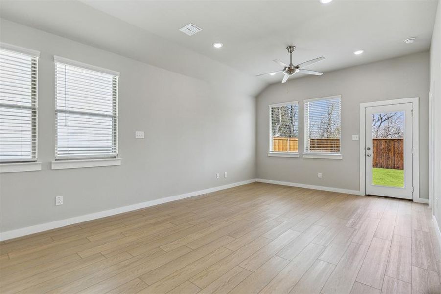 Spacious, unfurnished interior of a new home in Lakehaven, Farmersville (Image 19).