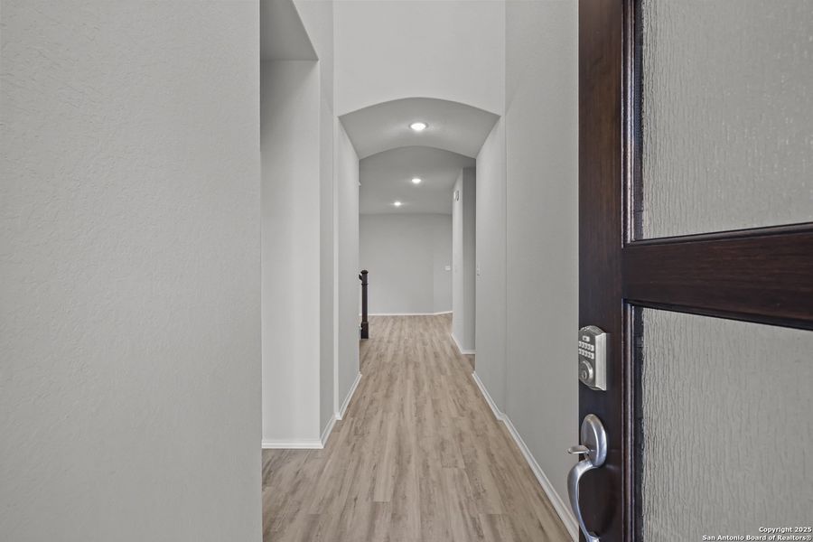 Spacious, unfurnished interior of a new home in Sunflower Ridge, New Braunfels (Image 27).