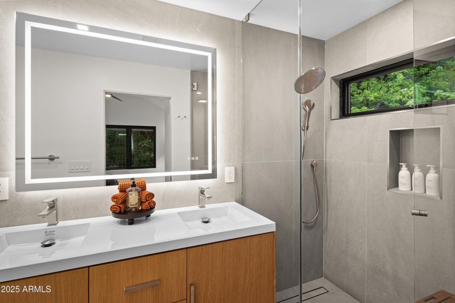 BATHROOM 4 (ENSUITE)