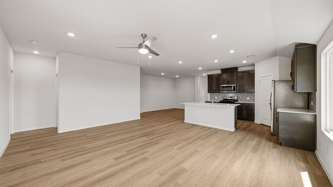 Spacious, unfurnished interior of a new home in Sunterra Lakes, Brookshire (Image 11).