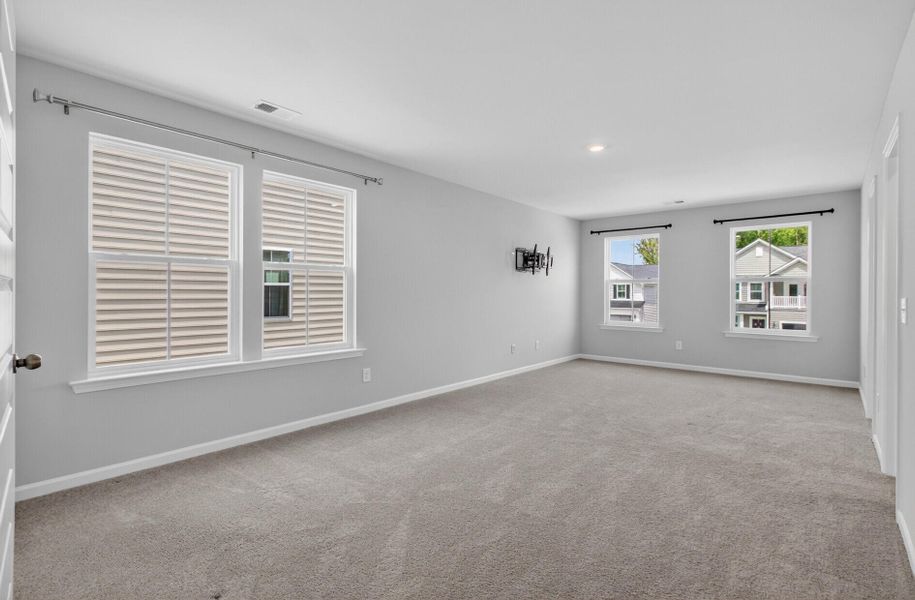 Spacious, unfurnished interior of a new home in Lindera Preserve at Cane Bay Plantation, Summerville (Image 34).